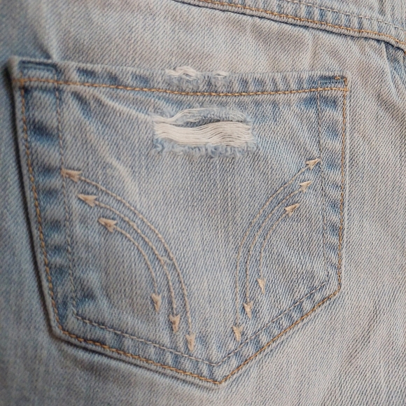 Hollister High Rise Jean Short - With Floral Embroidery Details - Size 00 w23 - Picture 5 of 9